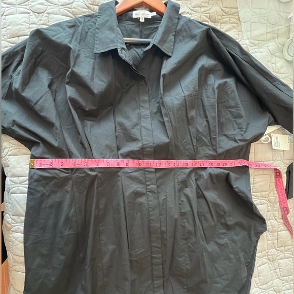GOOD AMERICAN Darted Stretch Poplin Button-up Shirt In Black - Picture 9 of 16